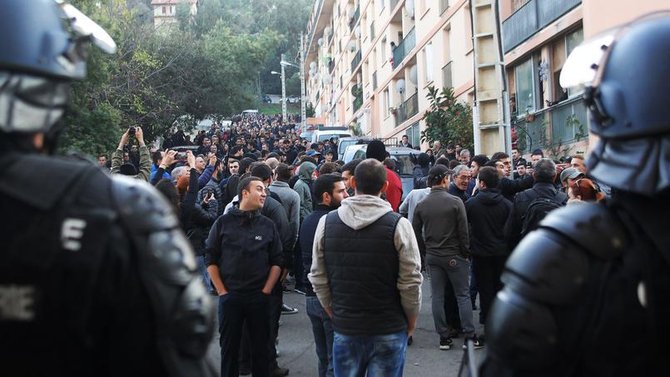 unjuk rasa antiimigran di corsica