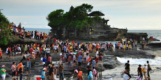 Liburan sekolah, ribuan wisatawan banjiri Tanah Lot Bali