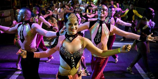 Aksi penari salsa seksi panaskan suasana malam Kolombia