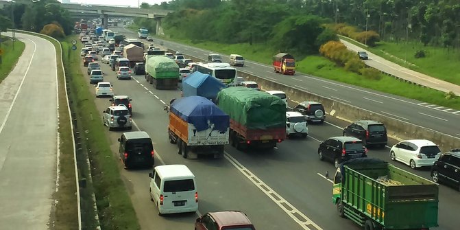 Arus balik liburan, Tol Cikampek arah Jakarta macet