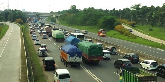 Banyak mobil keluar masuk rest area sebabkan Tol Japek macet