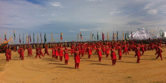 Tari kolosal hingga noni Belanda meriahkan Festival Iraw Tengkayu