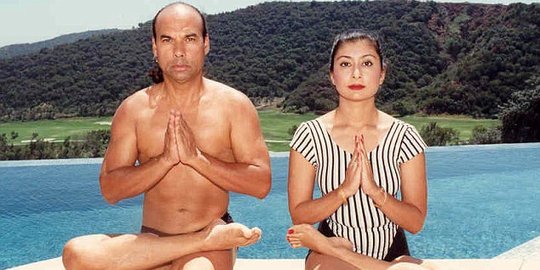 Setelah menikah 31 tahun, istri pendiri Bikram Yoga minta cerai