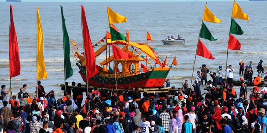 Tradisi pelepasan Padaw Tuju Dulung di Festival Iraw Tengkayu