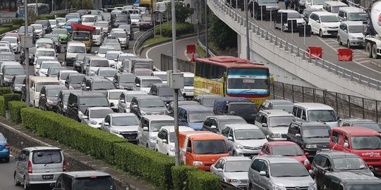 Contra Flow hanya mampu urai sebagian kecil macet di Tol Japek