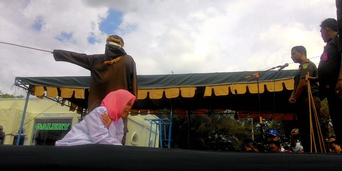 Dihukum cambuk kasus mesum, wanita di Aceh tersungkur kesakitan