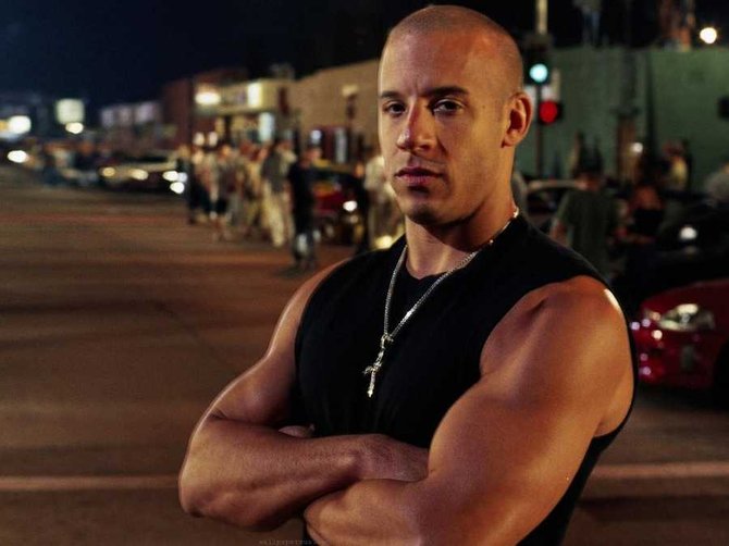 vin diesel dengan rambut tercukur plontos