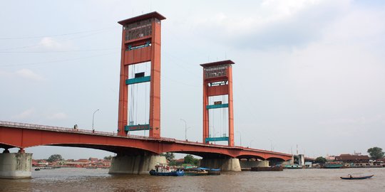 Khawatir ambruk, Jembatan Ampera ditutup saat malam tahun baru