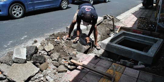 Dibikin asal-asalan, trotoar buatan Pemprov Bali dibongkar warga