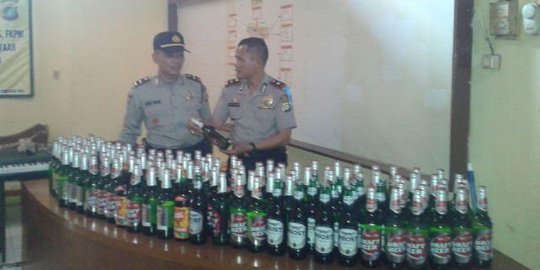 Jelang tahun baru, ratusan petasan dan miras di Depok disita polisi