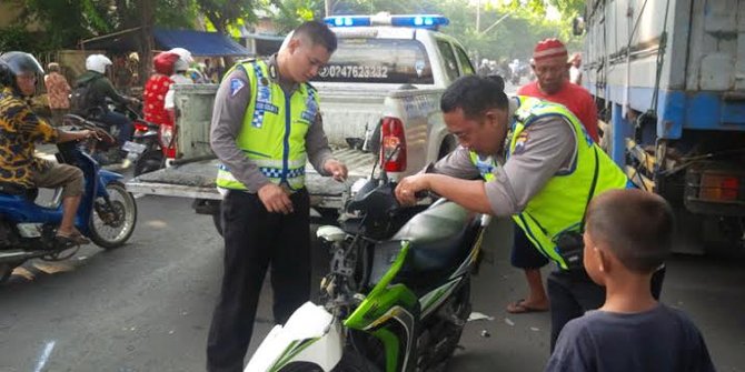 Tabrak truk  gandeng  sedang parkir  Rofik langsung tewas 