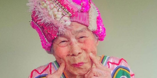 Nenek usia 93 tahun ini dibuat layaknya model oleh cucunya