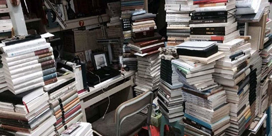 Mahasiswa ini tinggal di sebuah kamar dengan 5000 buku