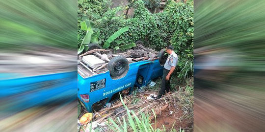 Angkot tanpa penumpang di Depok terperosok ke pinggir kali