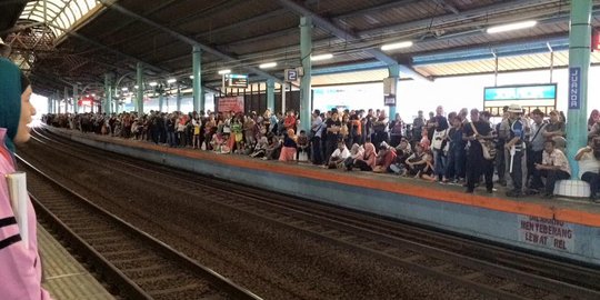 Imbas gangguan KRL di Cakung, penumpang di sejumlah stasiun menyemut