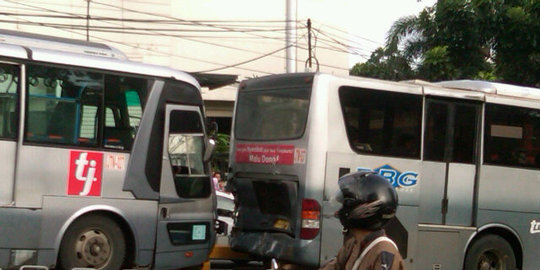 sopir transjakarta seruduk pemotor di pesing rev3
