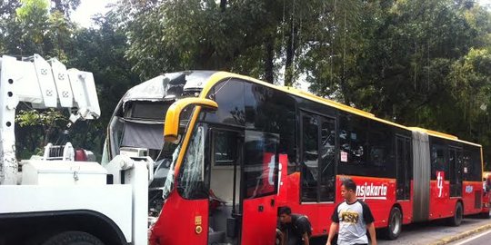 tewas ditabrak bus transjakarta di depan kampusnya rev3