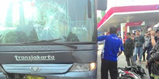 bus transjakarta tabrak 8 pemotor dan 3 mobil di mampang rev3