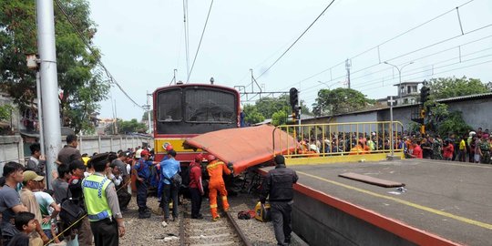 main hp bus transjakarta dicium krl di kedoya rev3