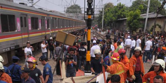 sopir metro mini buat 18 penumpang tewas ditabrak krl rev3