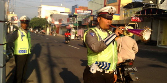 Rayakan Tahun Baru, polisi di Kediri pakai terompet atur lalu lintas