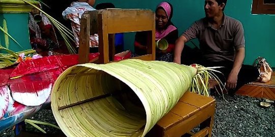 Ini terompet Tahun Baru bikinan Banyumas dari bahan daun kelapa