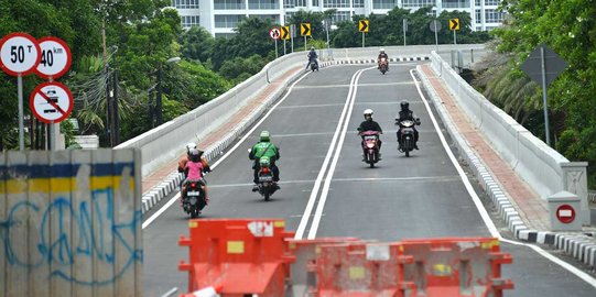 Belum resmi dibuka, pengendara bebas berkeliaran di flyover Senayan