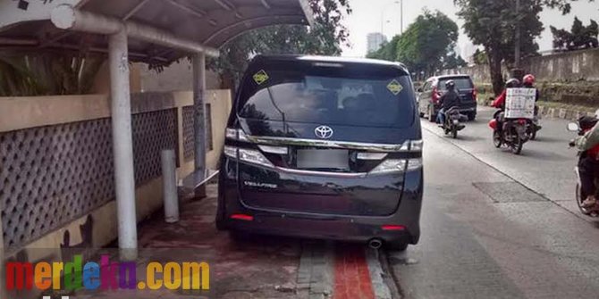 Kelakuan orang  kaya  Jakarta  punya mobil  mewah  tapi tak 