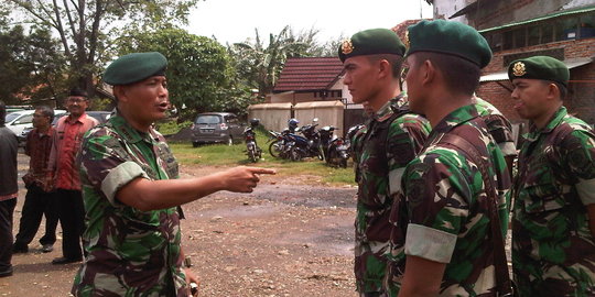 Rayakan malam tahun baru, TNI dan sipil saling adu meriam bambu