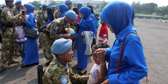 Keluarga sambut kedatangan 96 pasukan TNI penjaga perdamaian Lebanon