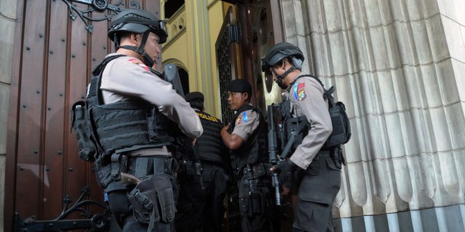Di malam pergantian tahun, polisi jaga ketat 80 gereja di Jakarta