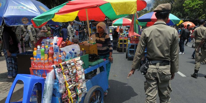 Puluhan PKL di Monas ngeluh tahun baru diusir Satpol PP