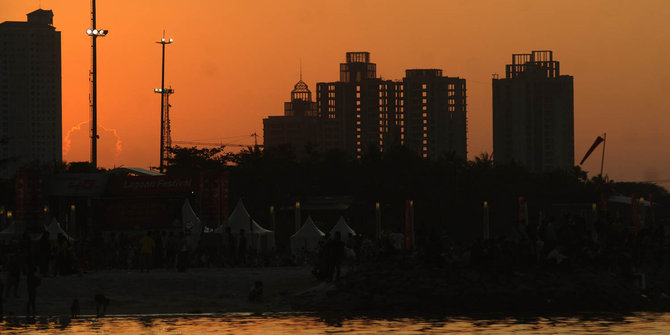 Menikmati sunset jelang malam Tahun Baru di Ancol