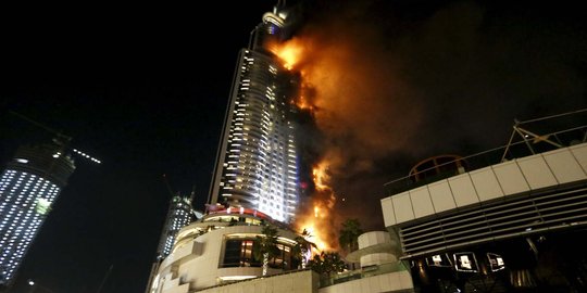 Hotel pencakar langit di Dubai terbakar hebat di malam Tahun Baru
