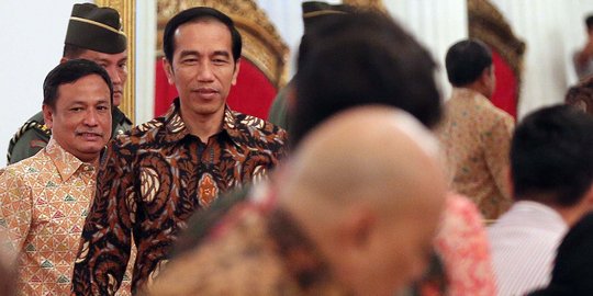Bersarung, Jokowi lihat sunrise pertama tahun 2016 di Raja Ampat