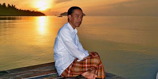 Nikmati matahari terbit Jokowi pakai sarung duduk di 