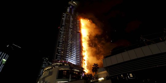 Pria ini bergantung pada tali di lantai 48 saat hotel Dubai terbakar