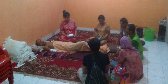 Kesetrum saat kerja, kedua tangan karyawan Alfamart ...