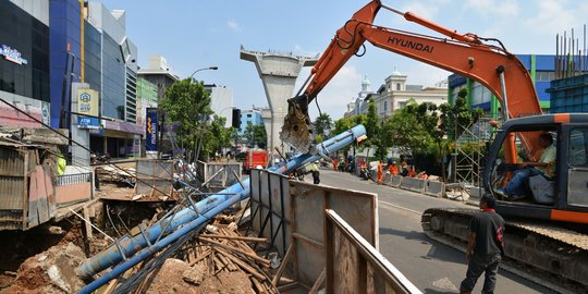 Ekskavator evakuasi papan reklame roboh di Jalan Tendean