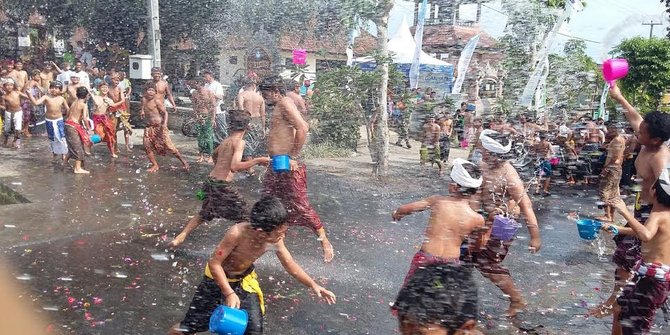 Perang air, tradisi unik warga Gianyar rayakan tahun baru