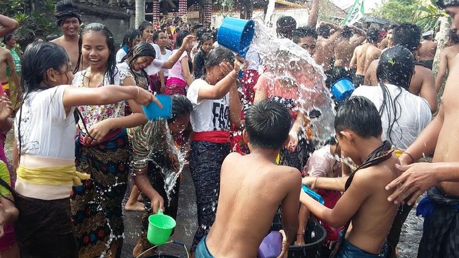 tradisi perang air di gianyar
