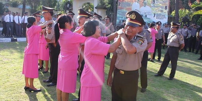 Unik, para polisi ini dapat 'kenaikan pangkat' dari istrinya