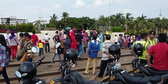 Meski hujan deras, pengunjung Tugu Monas tetap menyemut
