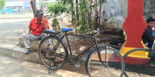 Tergerus zaman, ojek sepeda onthel makin mengelus dada