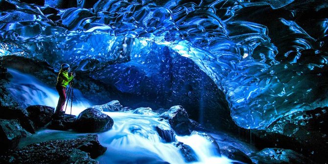Potret keindahan gua kristal biru di Islandia yang super dingin