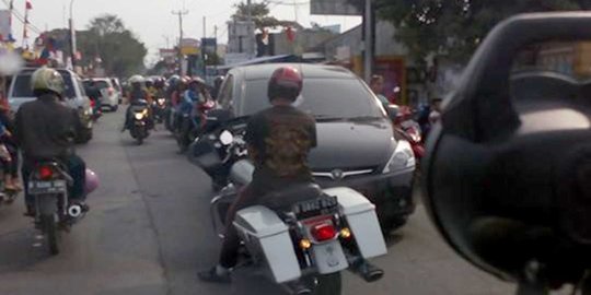 adang mobil warga