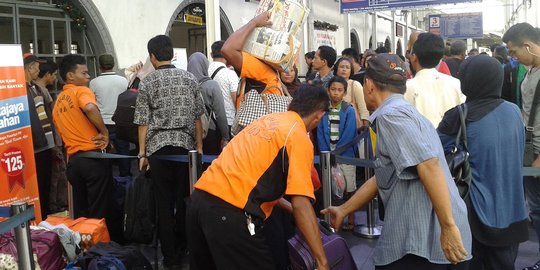 Musim libur, pendapatan kuli panggul Stasiun Senen naik 5 kali lipat