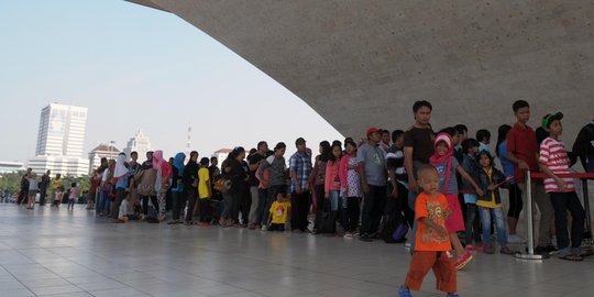 Wisata murah-meriah, warga serbu Monas, tapi sembarang buang sampah