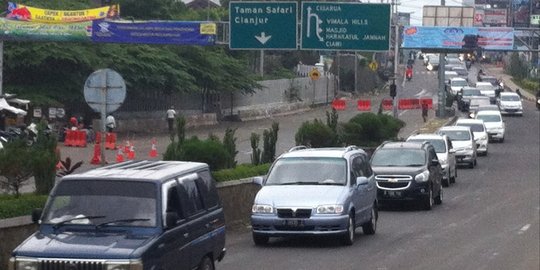 Liburan berakhir, kendaraan menuju Jakarta mengekor dari Puncak Pass