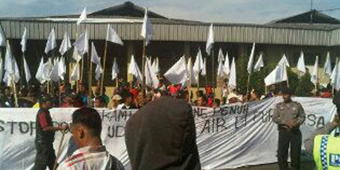 Udara dan air tercemar, warga Purbayasa demo pabrik pengolahan kayu